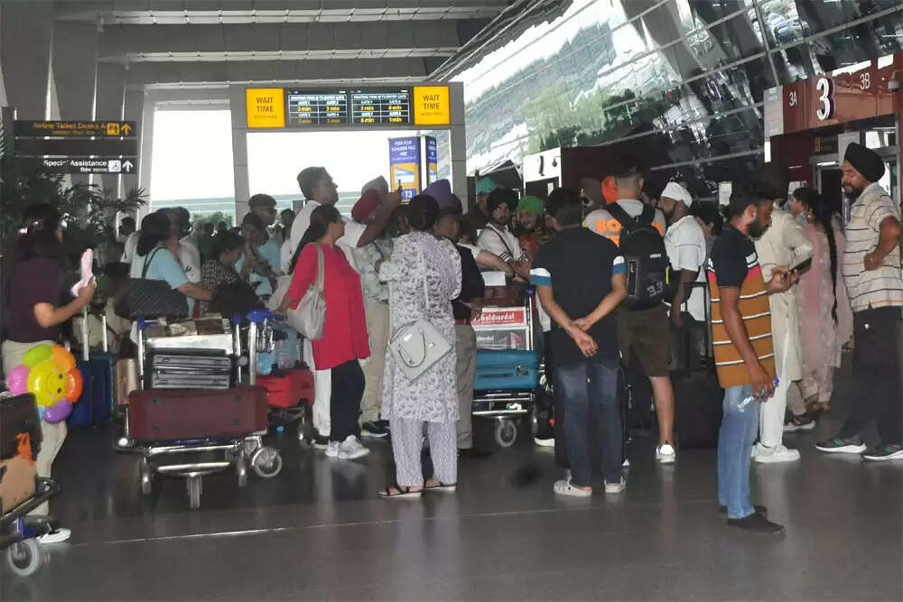 श्रीनगर हवाईअड्डे पर सेना अधिकारी की मारपीट से कर्मचारियों को चोटें आईं