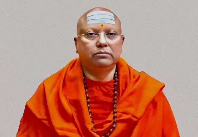 धर्मगुरु चैतन्यानंद सरस्वती की गिरफ्तारी: मानव तस्करी के बड़े नेटवर्क का खुलासा