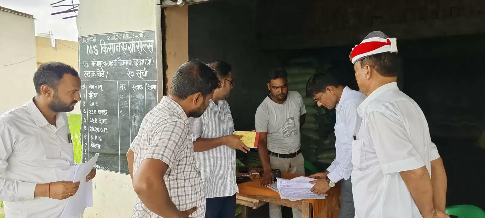 उर्वरक की कीमतों में अनियमितता पर प्रशासन की कार्रवाई