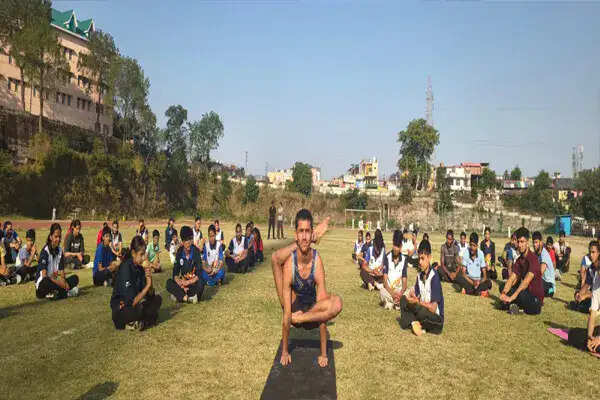 हमीरपुर में साइकिल दिवस पर योग और फिटनेस का आयोजन
