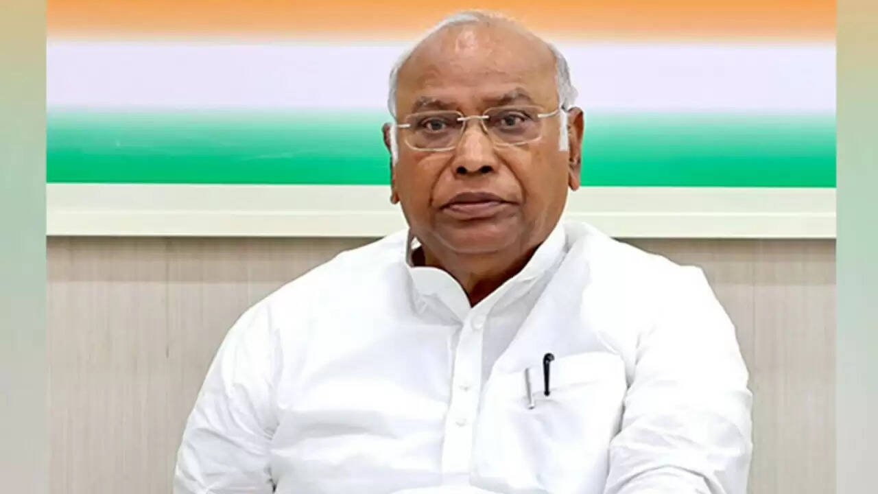 कांग्रेस अध्यक्ष Mallikarjun Kharge की तबीयत बिगड़ी, बेंगलुरु के अस्पताल में भर्ती