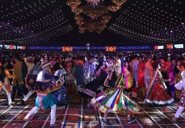 VHP की गरबा इवेंट्स पर विवादास्पद सलाह, राजनीतिक प्रतिक्रियाएं तेज