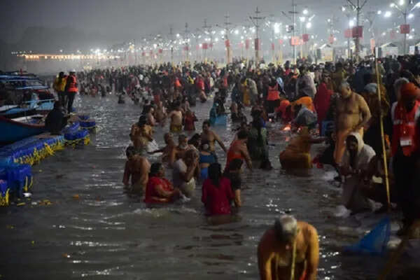 प्रयागराज माघ मेले में श्रद्धालुओं की उमड़ी भीड़, संगम में लगाई आस्था की डुबकी