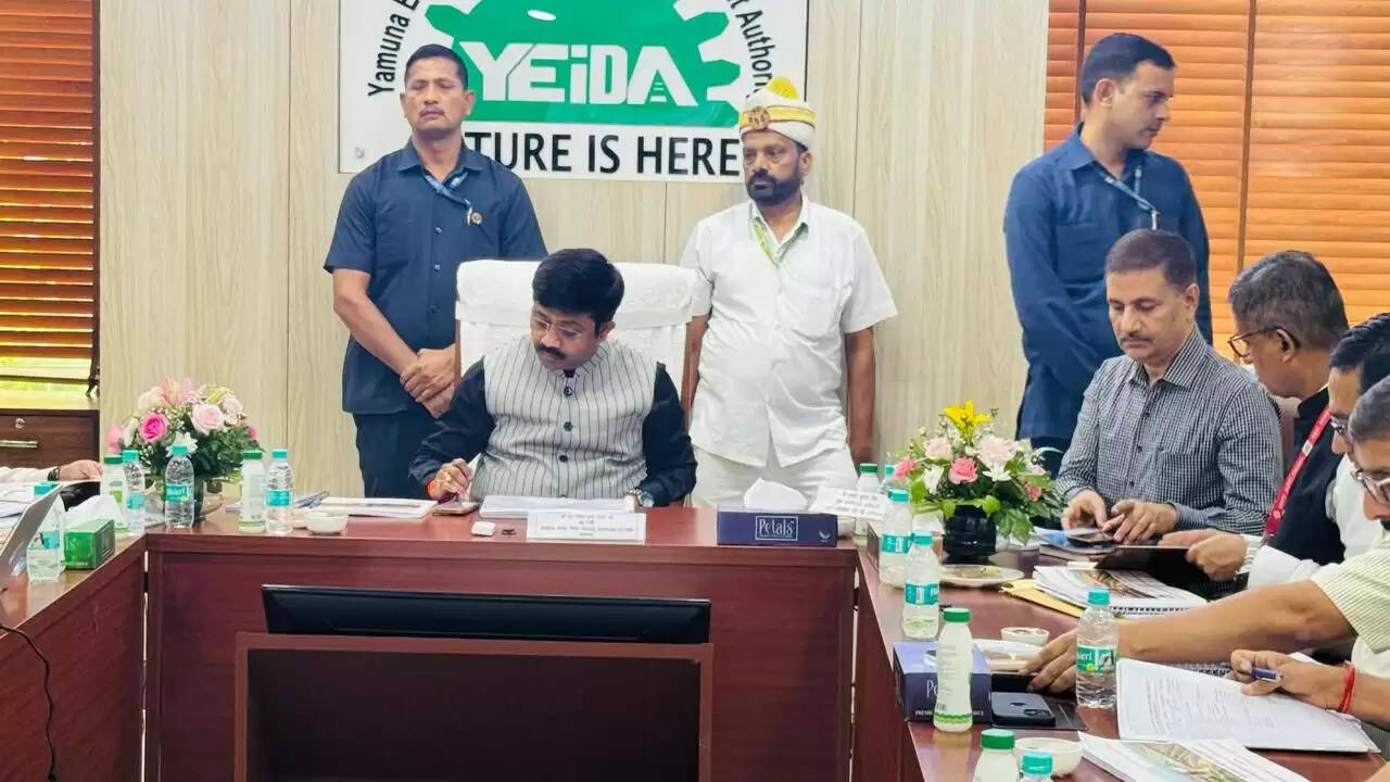 यूपी में औद्योगिक विकास: सेमीकंडक्टर पार्क और फिल्म सिटी परियोजना पर जोर