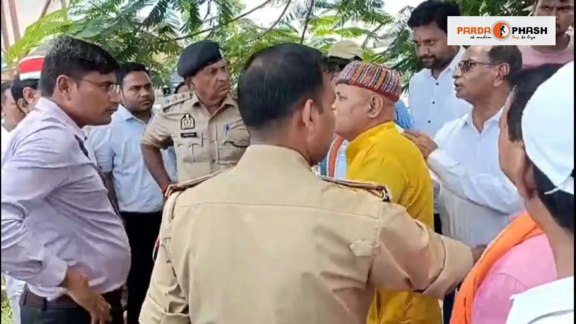 महराजगंज में विवादित भूमि पर निर्माण को लेकर प्रशासन और समाजसेवी के बीच तीखी बहस