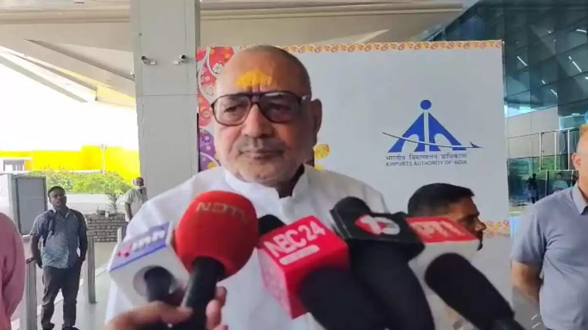 गिरिराज सिंह का महागठबंधन पर हमला: लालू और तेजस्वी को कहा 'मगरमच्छ'