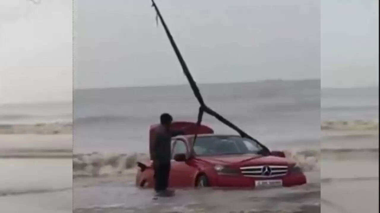 डुमास बीच पर मर्सिडीज कार फंसी, चालक गिरफ्तार