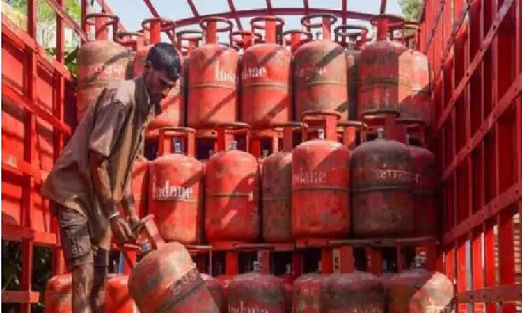भारत में LPG संकट के बीच राहत: दो गैस टैंकर लौटे