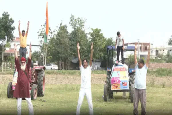 किसानों ने अंतरराष्ट्रीय योग दिवस पर ट्रैक्टरों पर बैठकर किया योग
