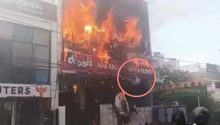 लखनऊ में गेमिंग जोन में भीषण आग, 15 लोगों की जान गई