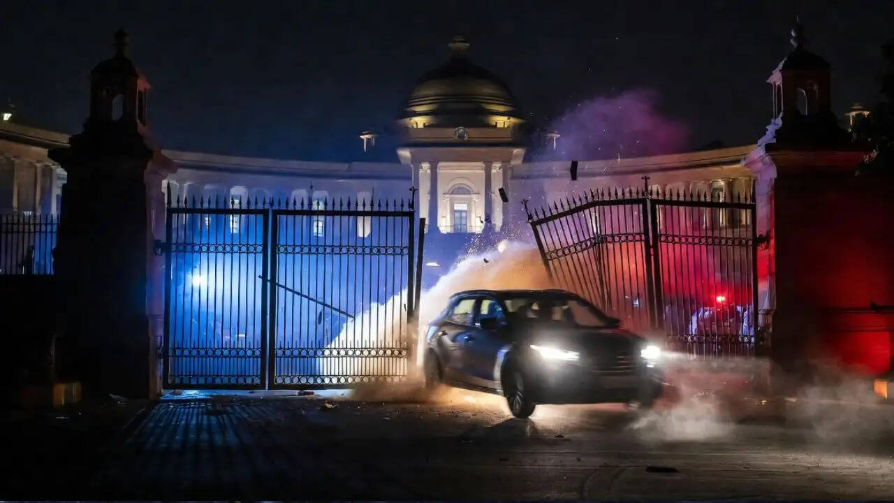 दिल्ली विधानसभा में सुरक्षा चूक: अज्ञात कार ने किया प्रवेश