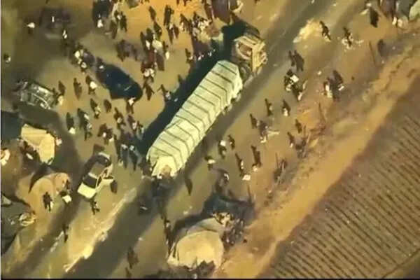 गाजा में हमास द्वारा मानवीय सहायता ट्रक की लूट का वीडियो सामने आया