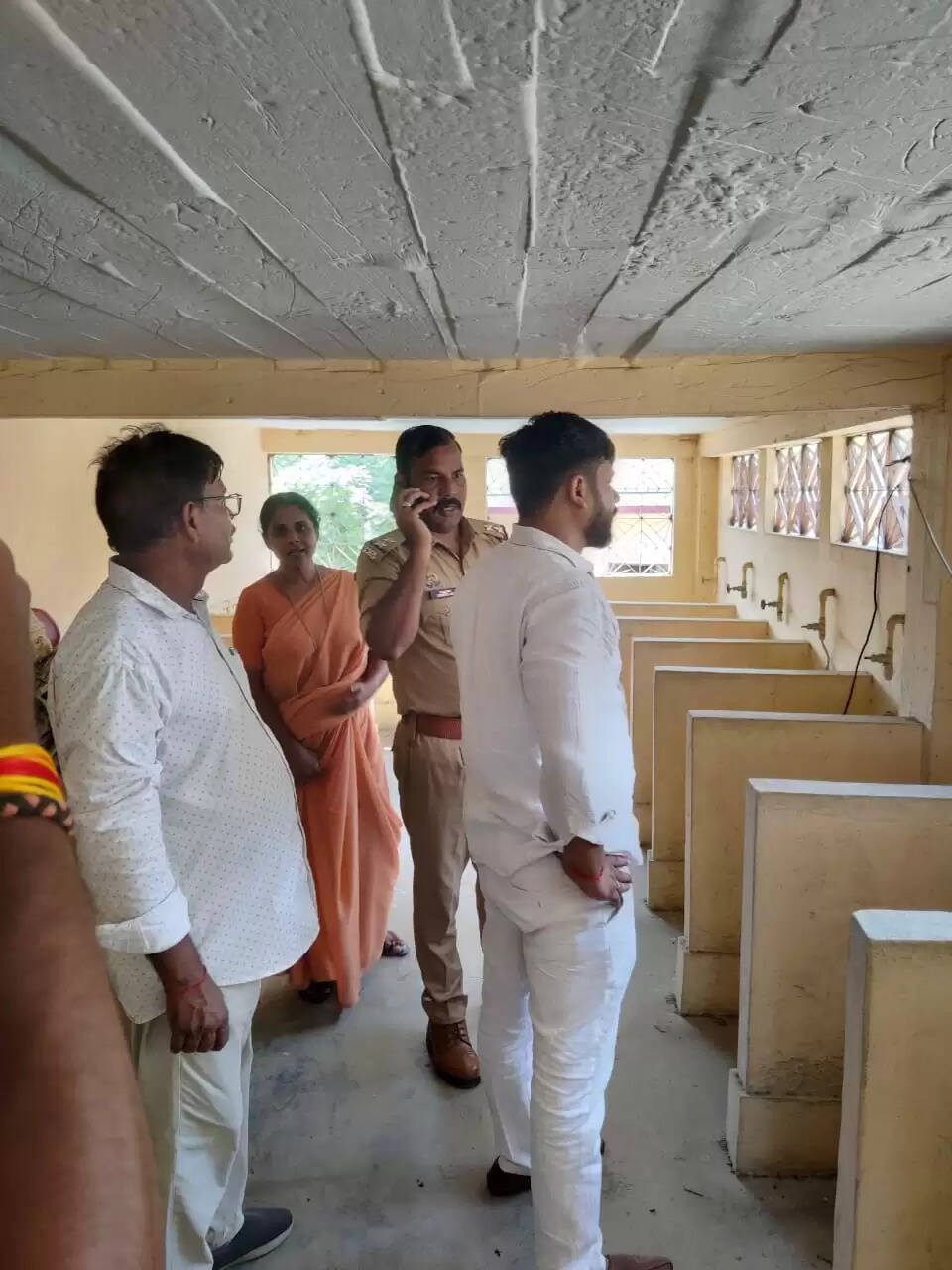 नौतनवा के होली क्रॉस स्कूल में स्वास्तिक चिह्न पर विवाद