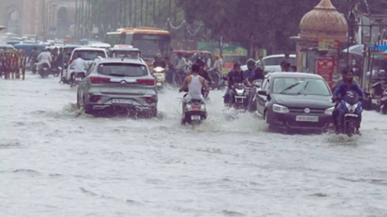 दिल्ली-एनसीआर में बारिश का कहर: बाढ़ की चेतावनी और प्रशासन की तैयारी