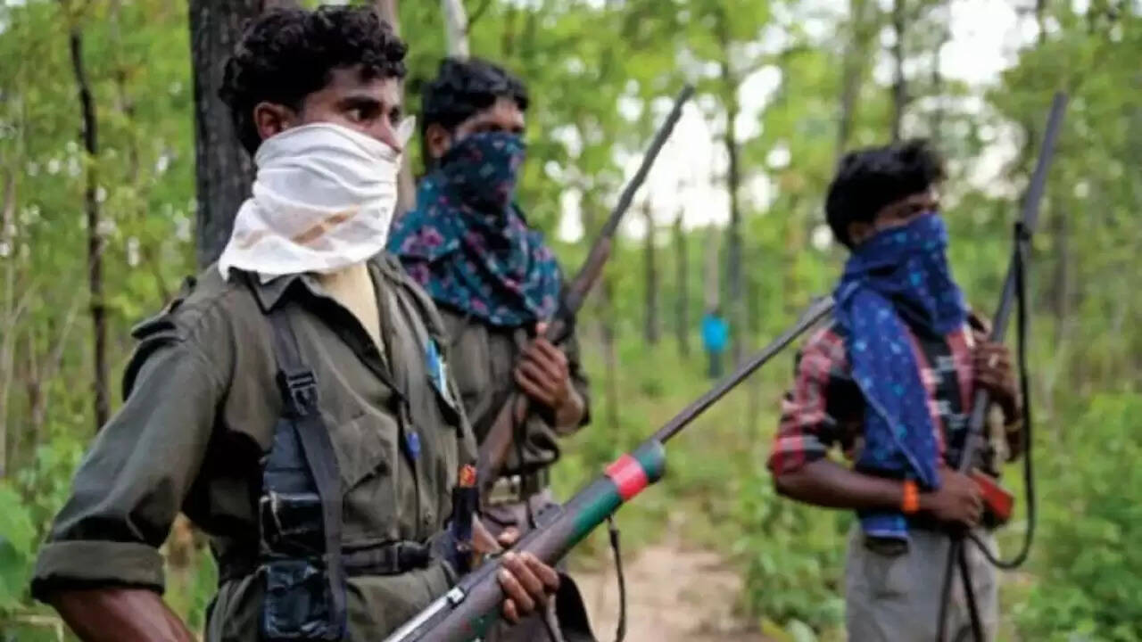 छत्तीसगढ़ में नक्सलियों के खिलाफ बड़ी कार्रवाई: महिला नक्सली मारी गई, 12 ने किया आत्मसमर्पण