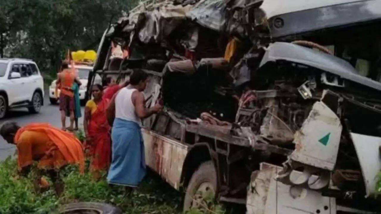 झारखंड में कांवड़ियों की बस और ट्रक की भिड़ंत, 18 लोगों की जान गई