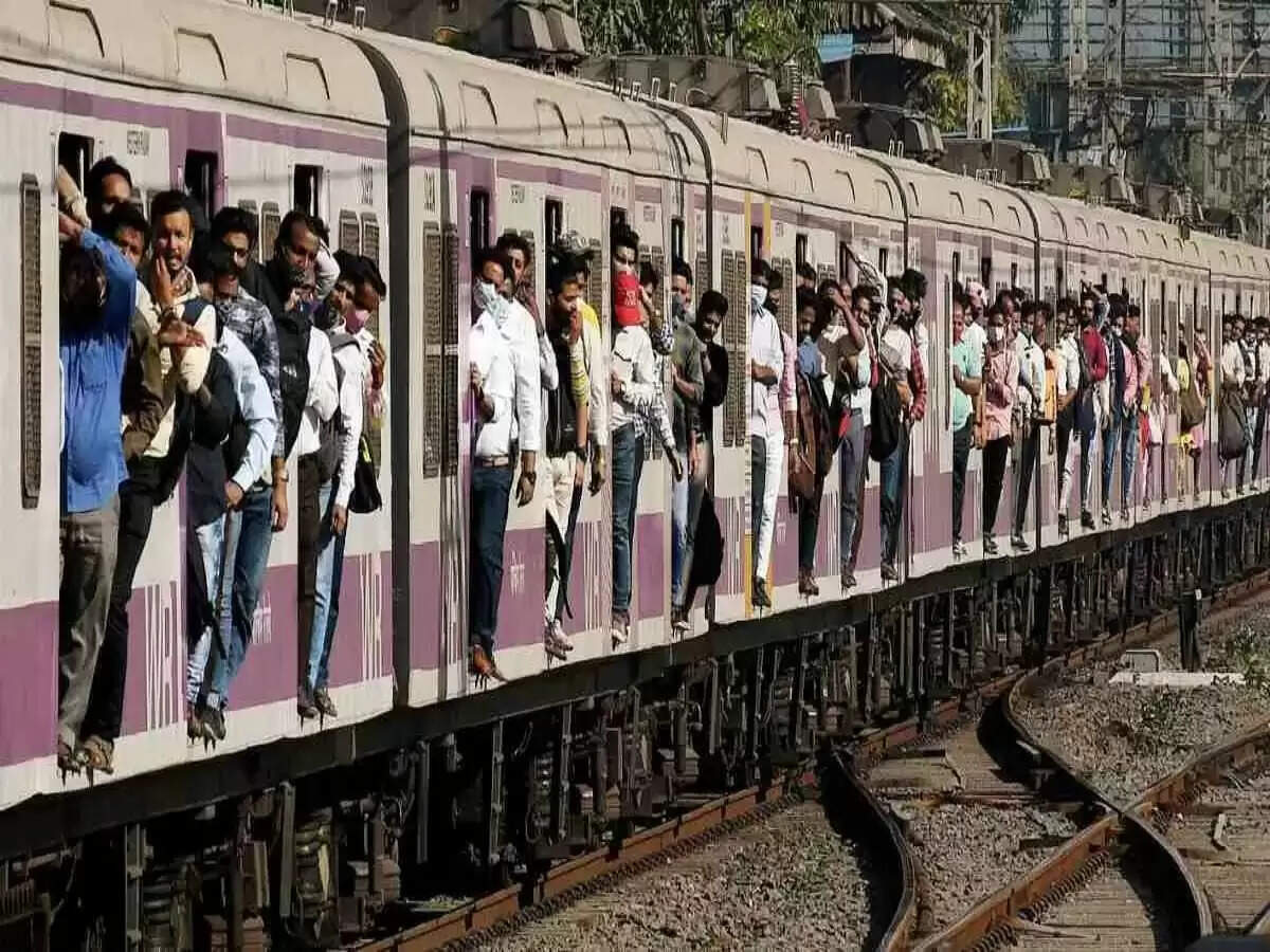 मुंब्रा रेलवे स्टेशन पर ट्रेन हादसा: 8 यात्री गिरे, 3 की मौत की आशंका