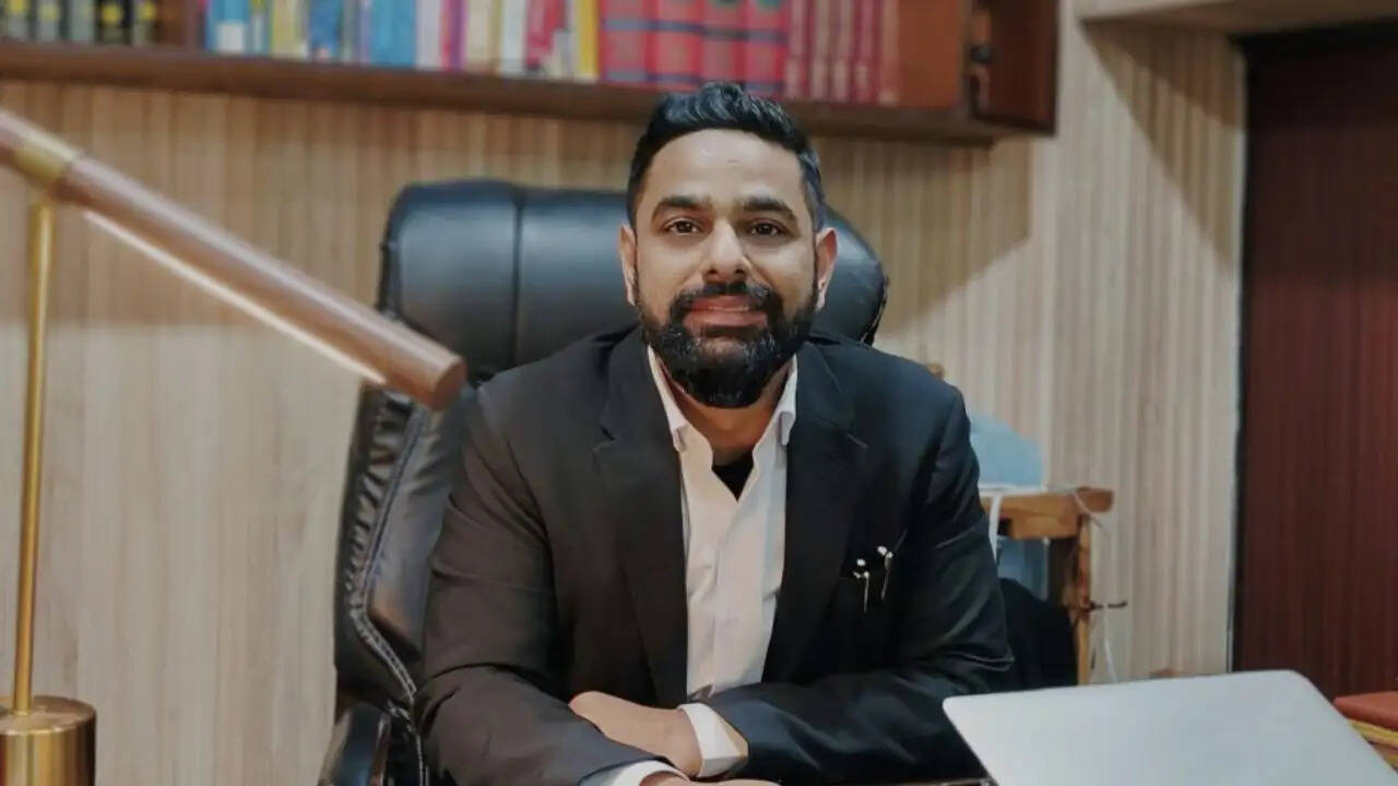 कॉकरोच जनता पार्टी का विवाद: हाई कोर्ट में पहुंचा मामला