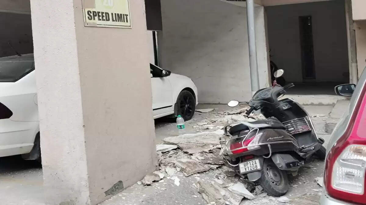 ग्रेटर नोएडा वेस्ट में अजनारा होम्स सोसाइटी में फिर से हादसा, प्लास्टर गिरने से वाहन क्षतिग्रस्त
