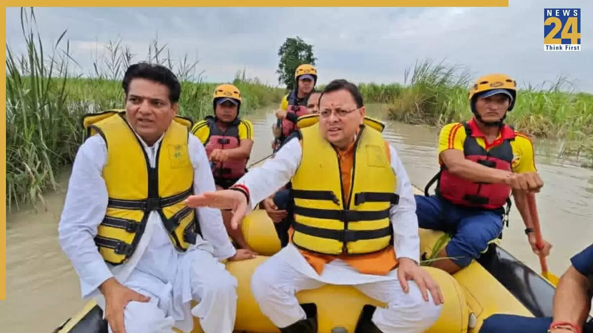 उत्तराखंड में आपदा प्रभावित क्षेत्रों का निरीक्षण करते मुख्यमंत्री धामी