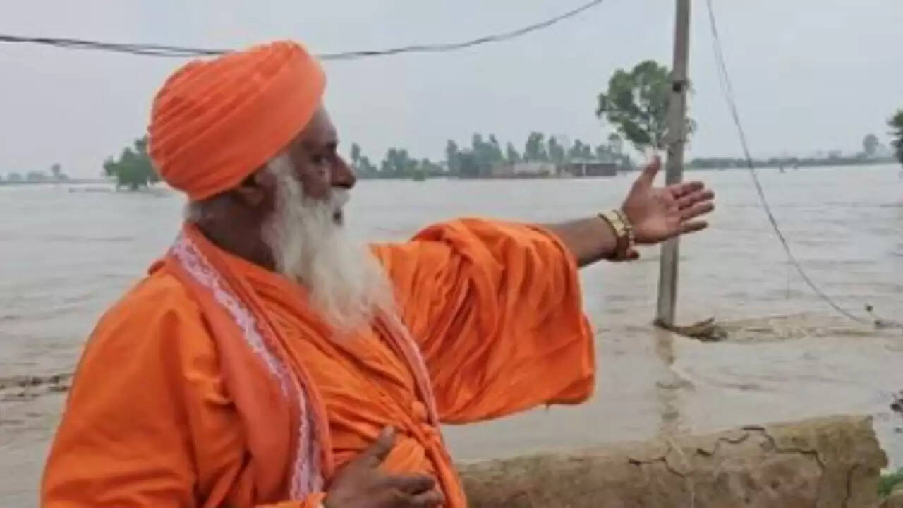 पंजाब बाढ़: संत सीचेवाल की मानवता की मिसाल