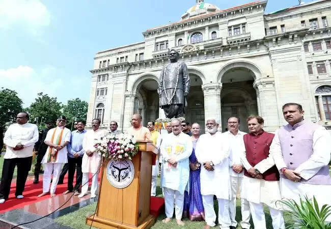 योगी आदित्यनाथ ने अटल बिहारी वाजपेयी की पुण्यतिथि पर दी श्रद्धांजलि