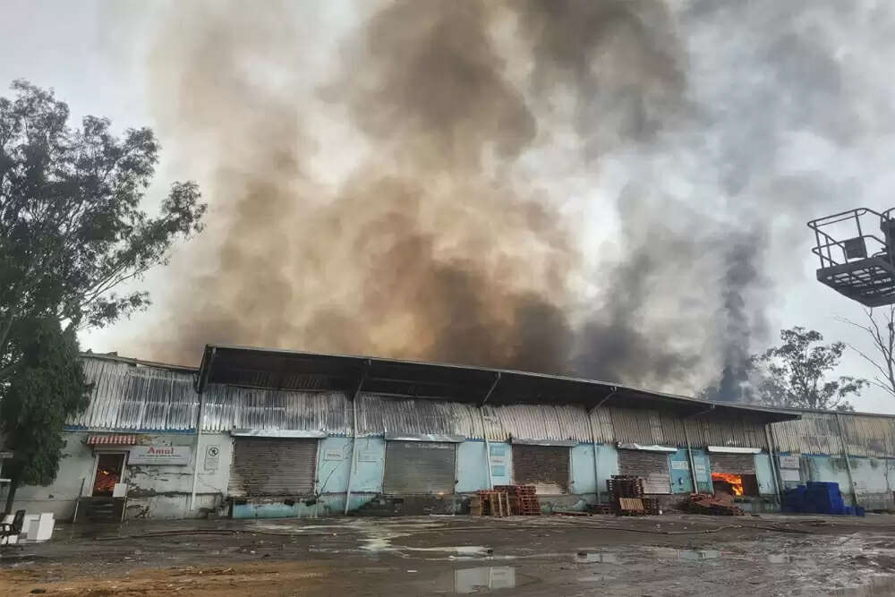जमशेदपुर में अमूल दूध गोदाम में भीषण आग, लाखों का नुकसान