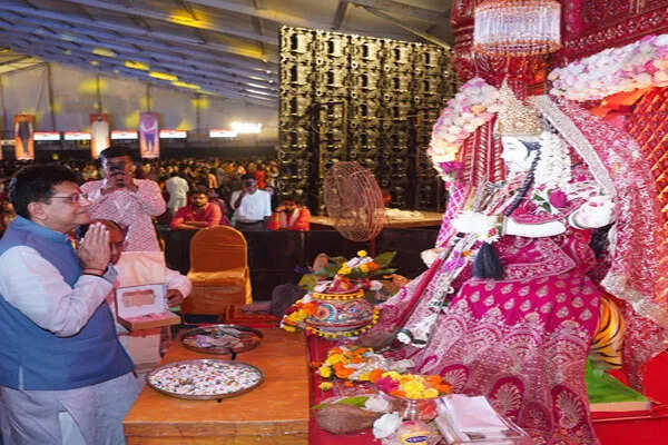 केंद्रीय मंत्री पीयूष गोयल ने नवरात्रि पर मुंबई के मंदिरों में की पूजा