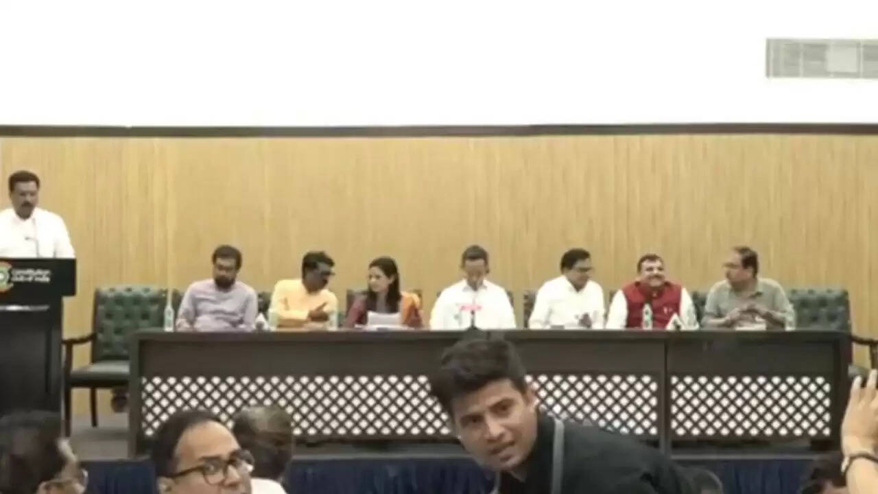 विपक्षी INDIA ब्लॉक ने चुनाव आयोग पर उठाए गंभीर सवाल, क्या लोकतंत्र खतरे में है?