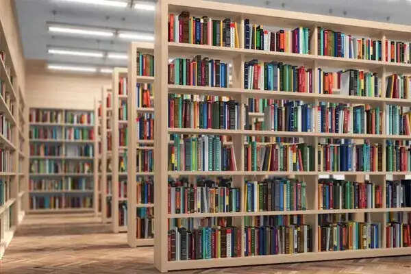किताबों की पढ़ाई में गिरावट: रील्स का प्रभाव और वैश्विक स्थिति