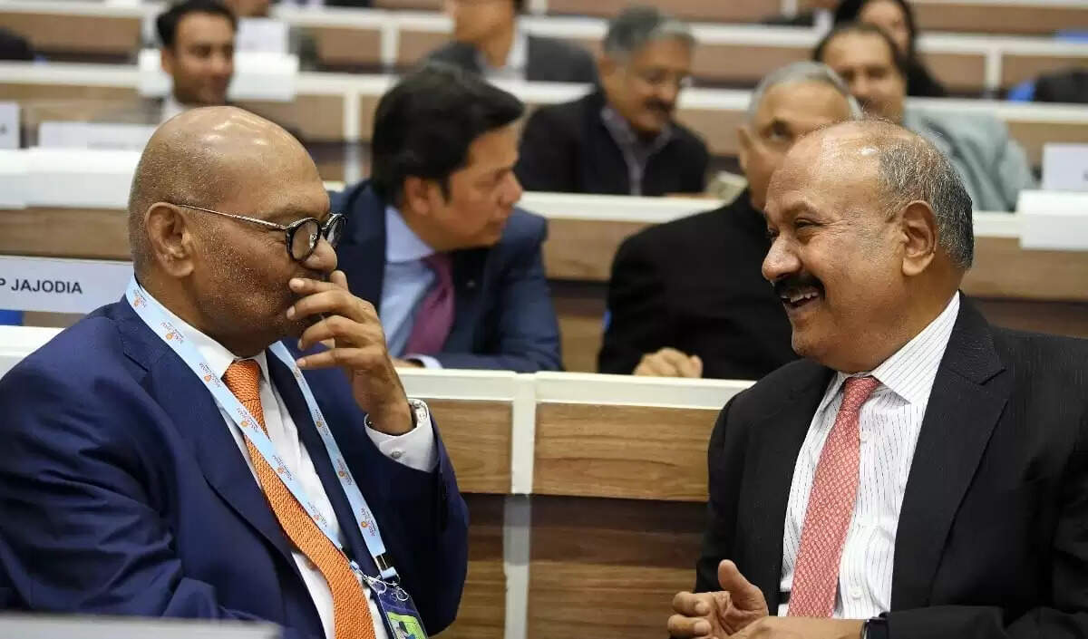 वेदांता की बोली में बदलाव पर उठे सवाल, अदानी की चुनौती का सामना