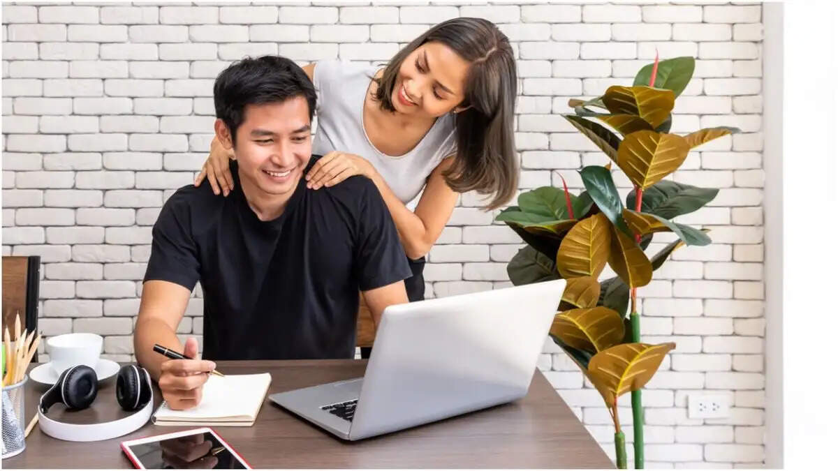 युवाओं की मैच्योर महिलाओं की ओर आकर्षण: मनोविज्ञान की गहराई