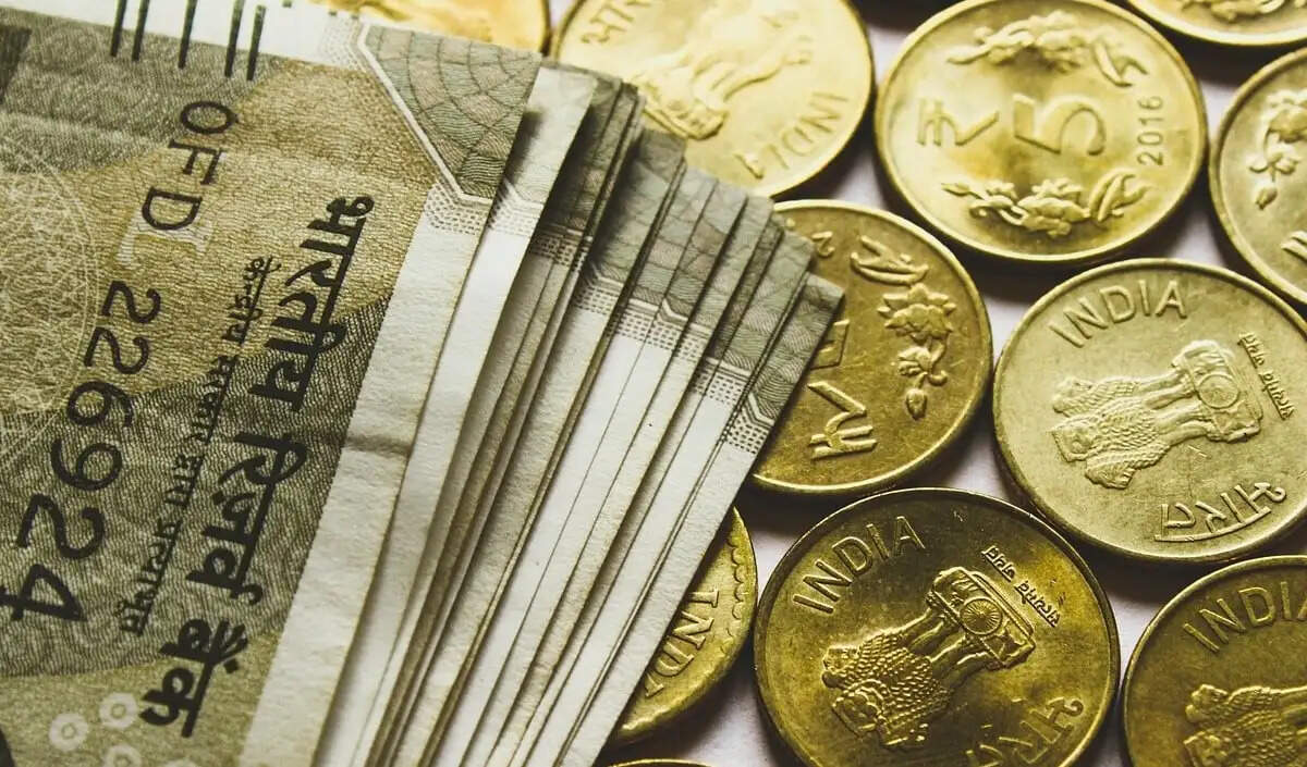 भारतीय रुपये की स्थिति: 100 के स्तर पर पहुंचने का जोखिम और अर्थव्यवस्था पर प्रभाव