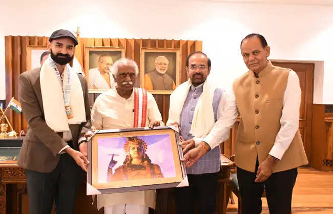 हरियाणा के राज्यपाल ने एचसीएस अधिकारी विश्वजीत सिंह को किया सम्मानित