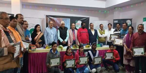 स्वच्छता शिक्षा में उत्कृष्ट कार्य करने वाले छात्रों को किया गया सम्मानित