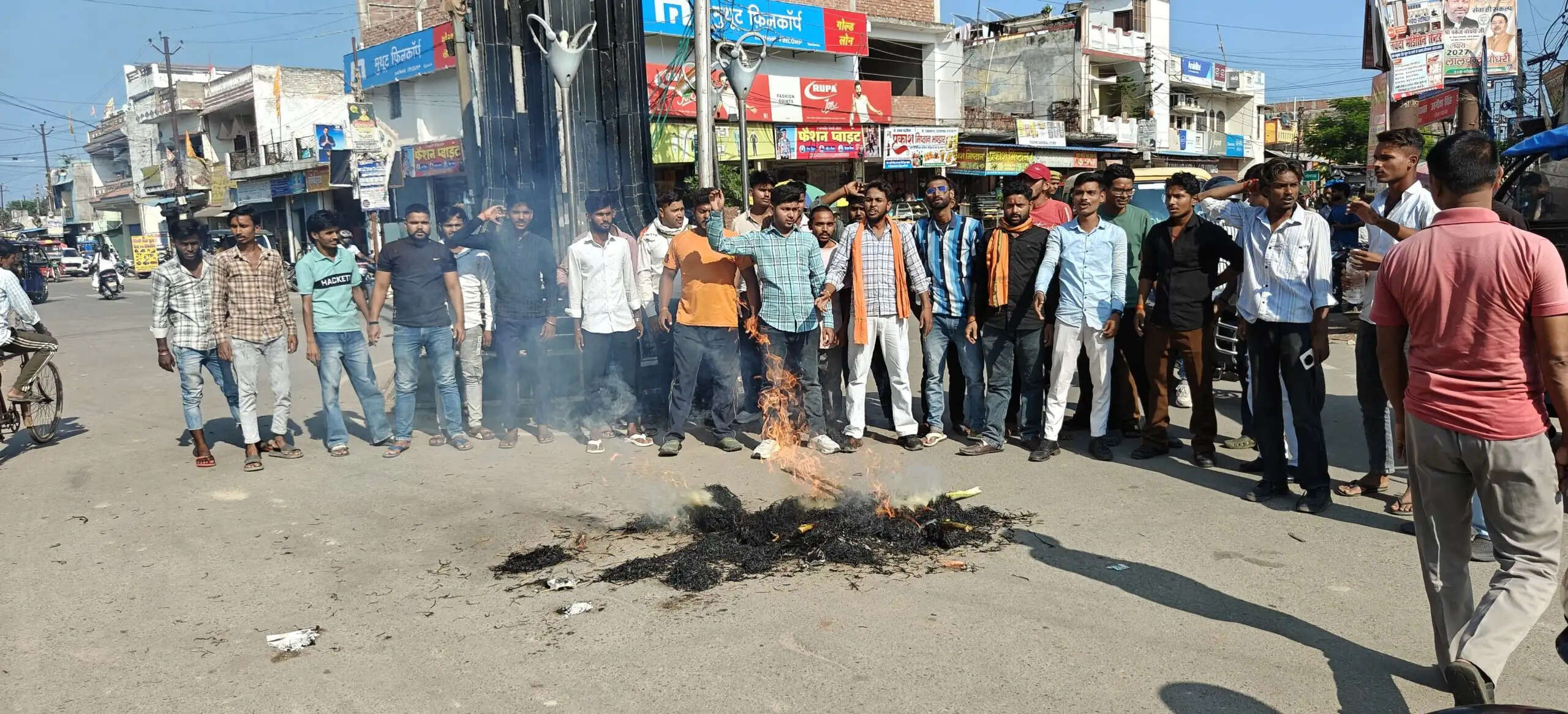 हिंदू रक्षा दल का कॉकरोच जनता पार्टी के खिलाफ प्रदर्शन