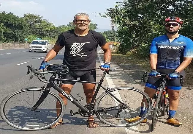 मिलिंद सोमन ने फिट इंडिया संडे पर साइकिलिंग इवेंट में लिया भाग