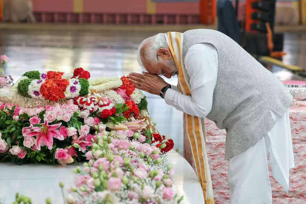 प्रधानमंत्री मोदी ने सत्य साईं बाबा की शताब्दी समारोह में भाग लिया