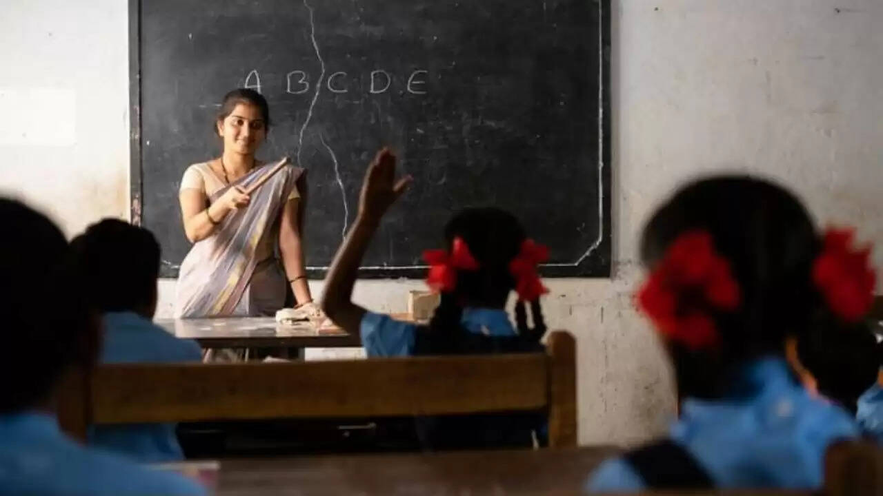 विश्व शिक्षक दिवस 2025: शिक्षकों का सम्मान और सहयोगी शिक्षा का महत्व