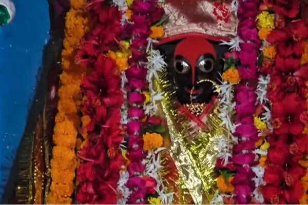 वाराणसी में महानवमी पर मां सिद्धिदात्री के दर्शन के लिए श्रद्धालुओं की भीड़