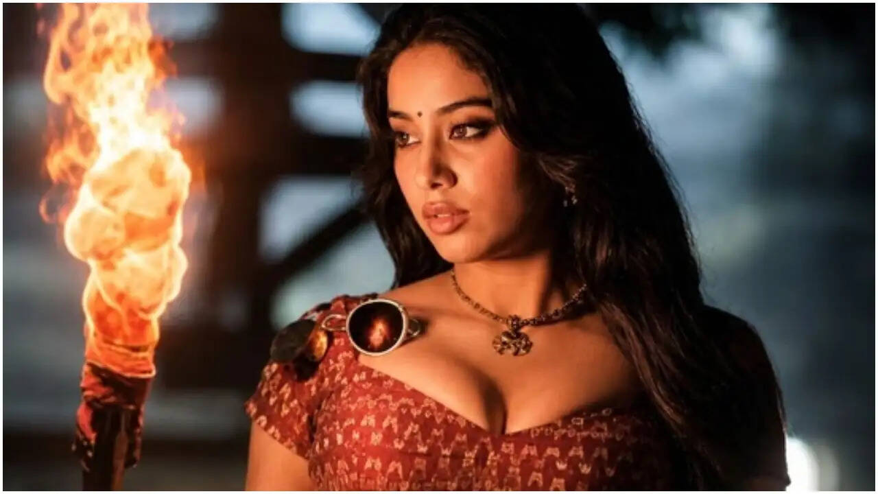 जान्हवी कपूर के समर्थन में मेकअप आर्टिस्ट ने उठाई आवाज, 'पेद्दी' फिल्म पर विवाद