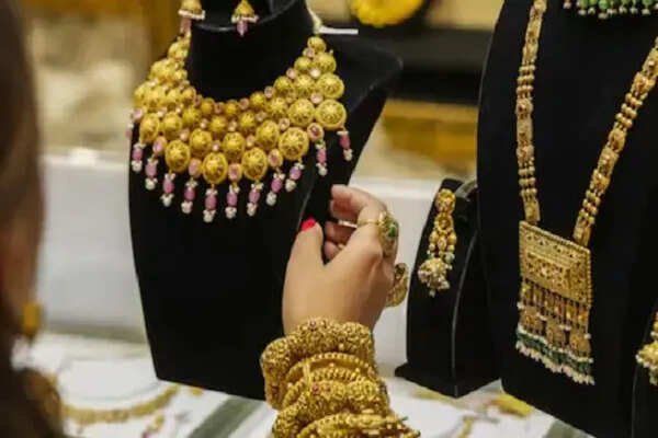 सोने और चांदी की कीमतों में मामूली गिरावट, सीमित दायरे में रहने की संभावना