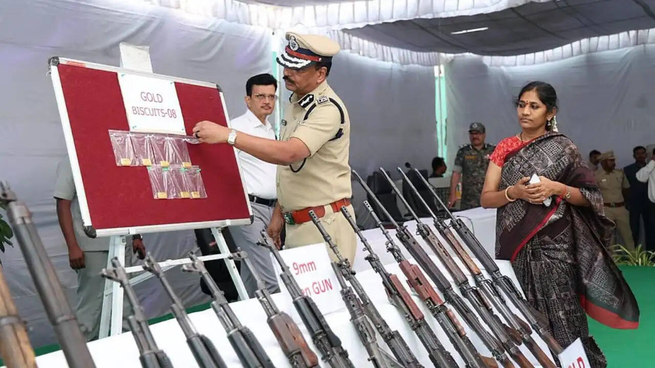 तेलंगाना में 42 माओवादियों का आत्मसमर्पण, नक्सलवाद का अंत