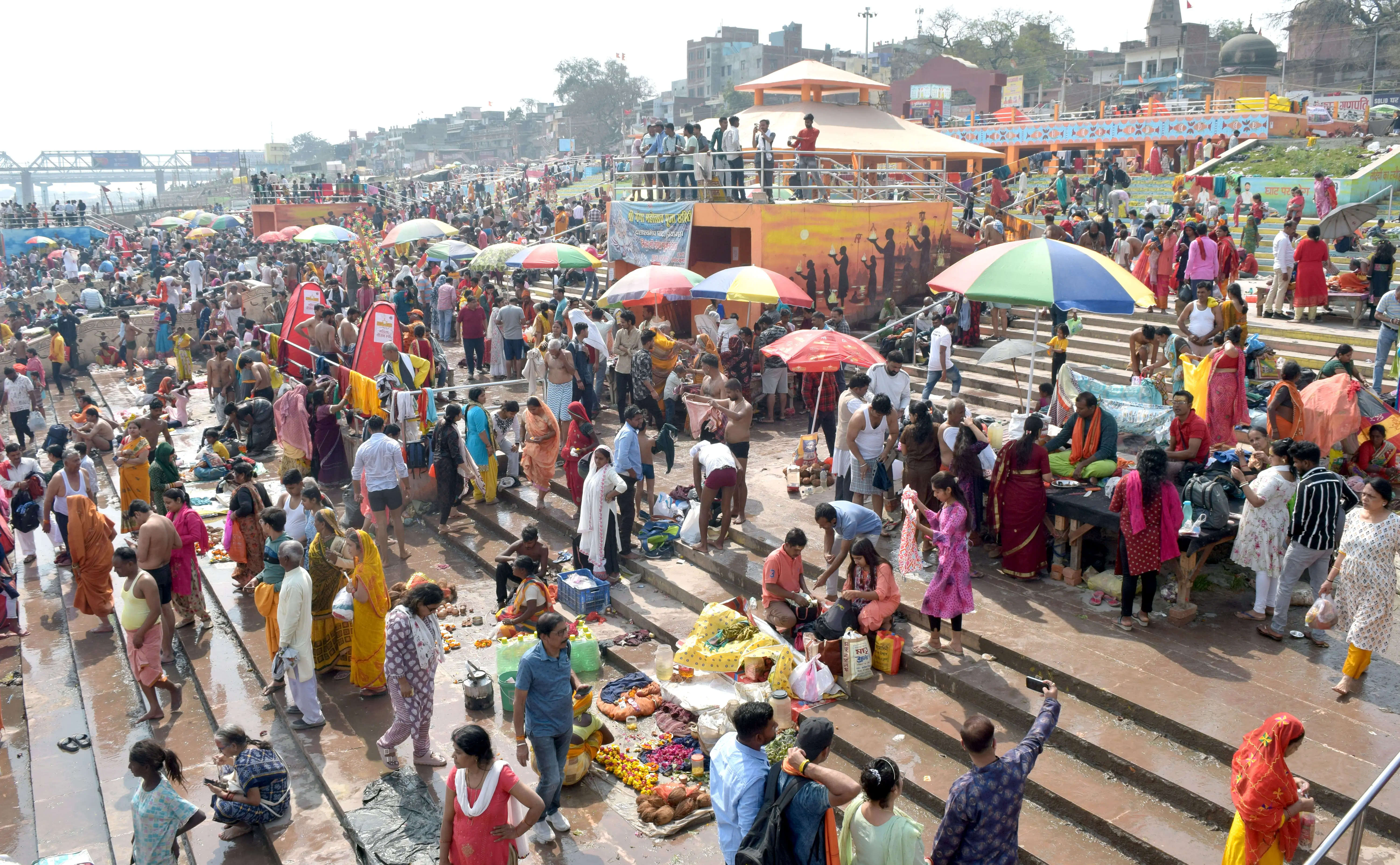 महाशिवरात्रि पर्व पर मेला क्षेत्र में स्थित दशासुमेरघाट पर स्नान करते श्रद्वालु