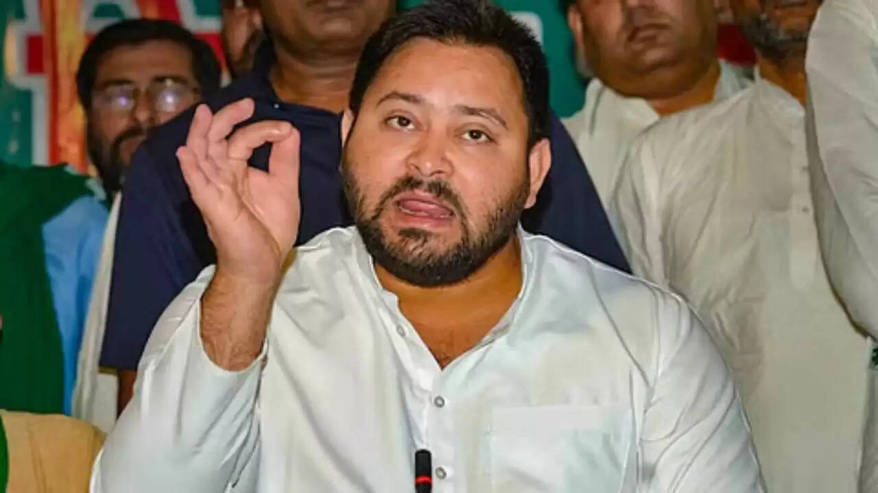 तेजस्वी यादव ने निर्वाचन आयोग पर उठाए गंभीर सवाल, 65 लाख मतदाताओं के नाम हटाने का आरोप