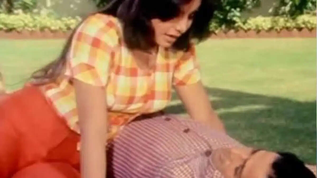 नीतू कपूर और शशि कपूर का रोमांस: एक क्लासिक बॉलीवुड जोड़ी