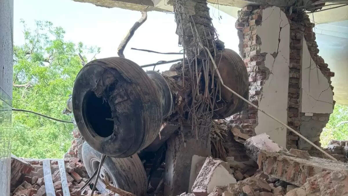 गुजरात में एअर इंडिया विमान हादसा: मेडिकल कॉलेज कैंटीन में मची अफरातफरी