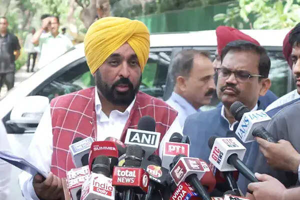 दिलजीत दोसांझ के मैनेजर पर फायरिंग: आम आदमी पार्टी ने भाजपा पर लगाया आरोप