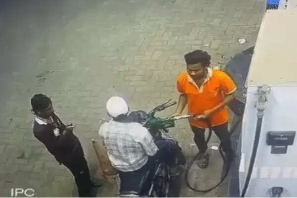 रायपुर में पेट्रोल पंप पर युवक ने सिगरेट पीने से रोके जाने पर लगाई आग