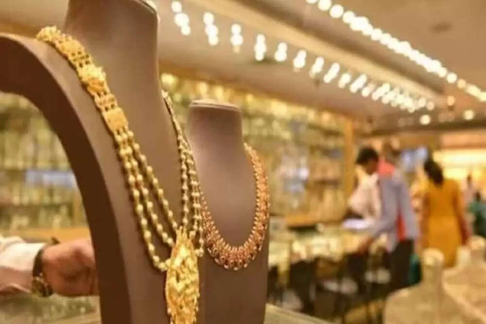 सोने की कीमतों में गिरावट, चांदी में बढ़ोतरी